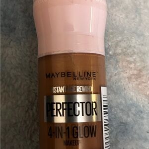 Maybelline Instant Age Rewind 4-in-1 Glow Makeup with Pink Cap